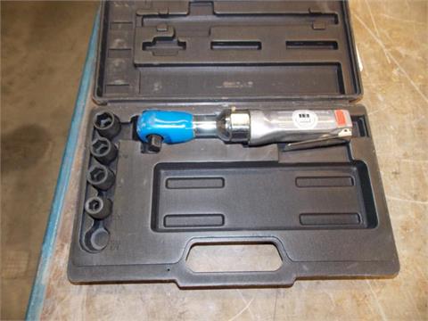 Druckluft-Ratschenschrauber mit diversen Nüssen im Koffer