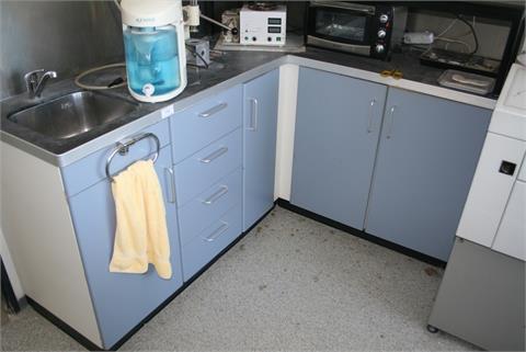 Eck-Laborzeile / Gipstisch mit Edelstahlarbeitsplatte