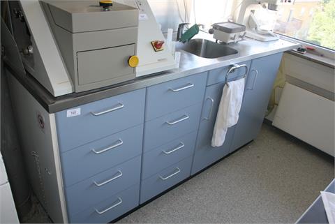 Laborzeile mit Edelstahlarbeitsplatte, Spüle und Abzugshaube