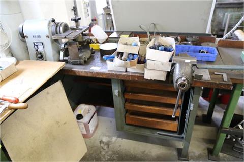 Workbench with vice